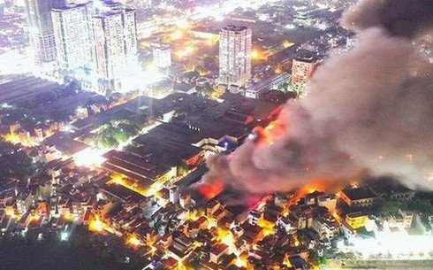 Cháy lớn ở nhà máy Phích nước Rạng Đông. Ảnh: infonet