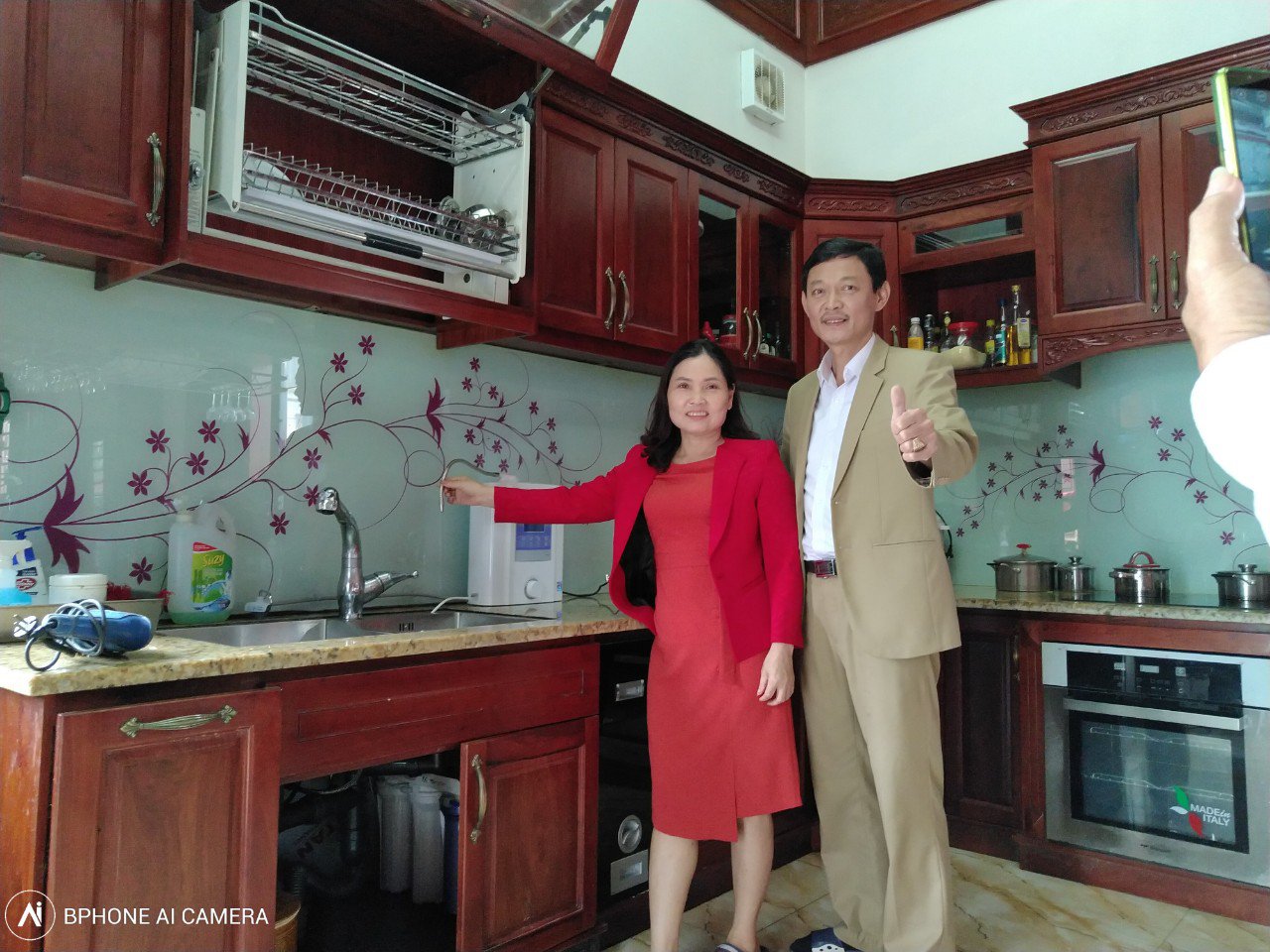 Chị đã lựa chọn nước Pi với mong muốn cả gia đình luôn khỏe mạnh Chị đã lựa chọn nước Pi với mong muốn cả gia đình luôn khỏe mạnh