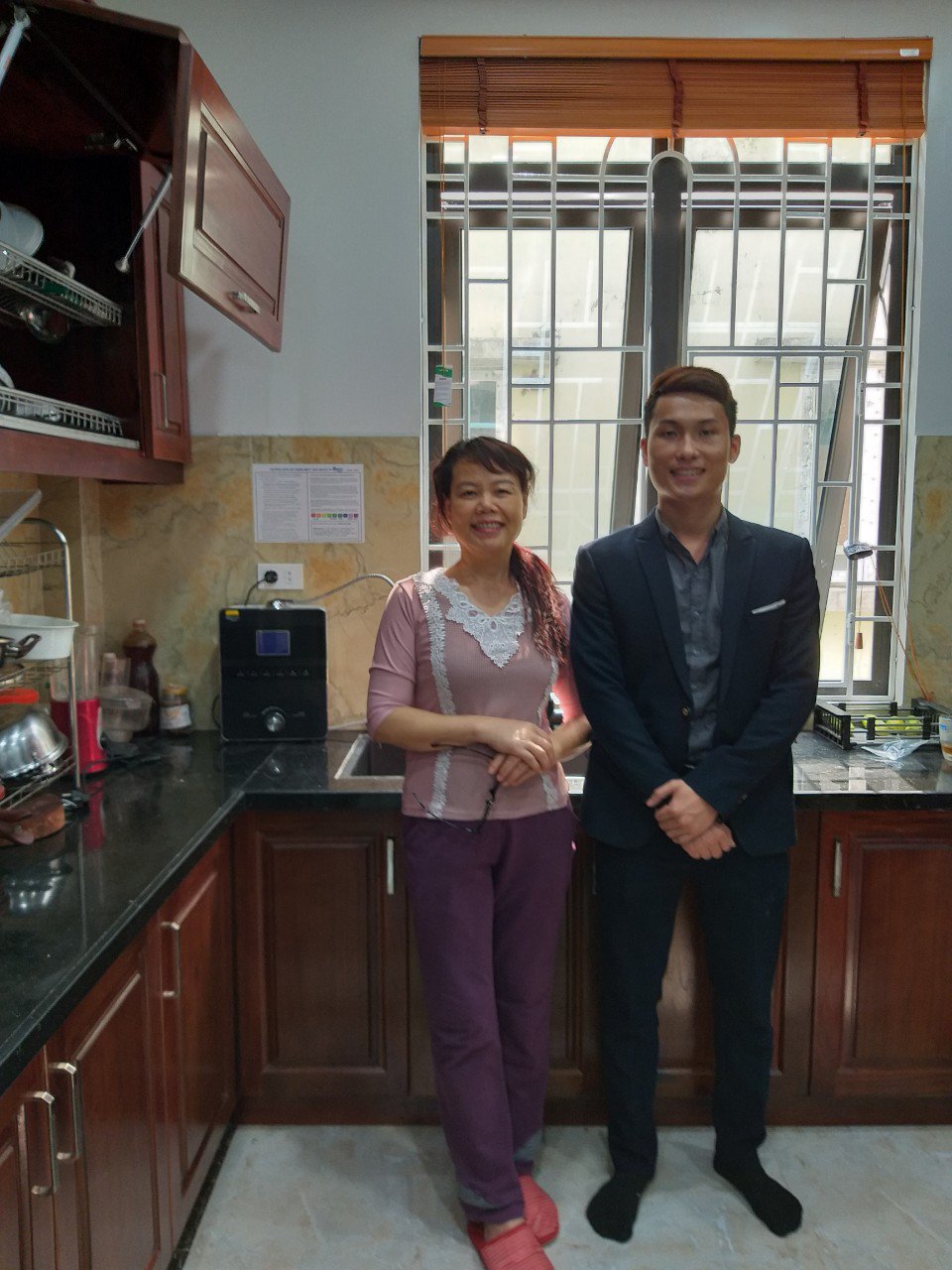 Cô đã thấy được những lợi ích tuyệt vời mà máy tạo nước Pi đem lại Cô đã thấy được những lợi ích tuyệt vời mà máy tạo nước Pi đem lại